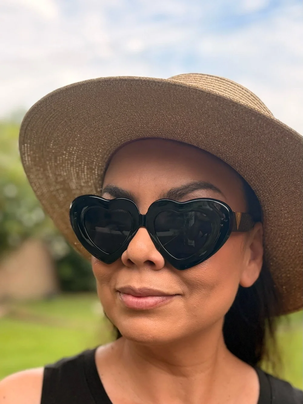 Black Heart-Shaped Women's Sunglasses - Fashion Accessory